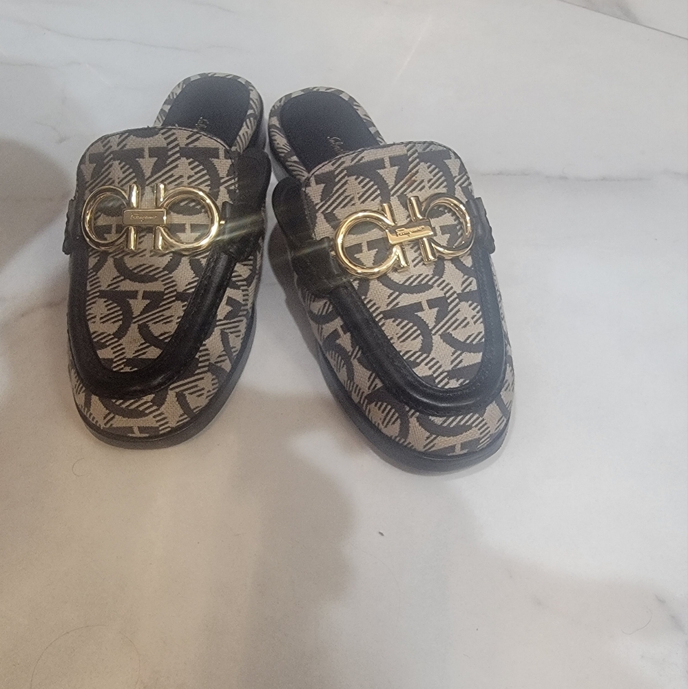 slides Ferragamo size 4